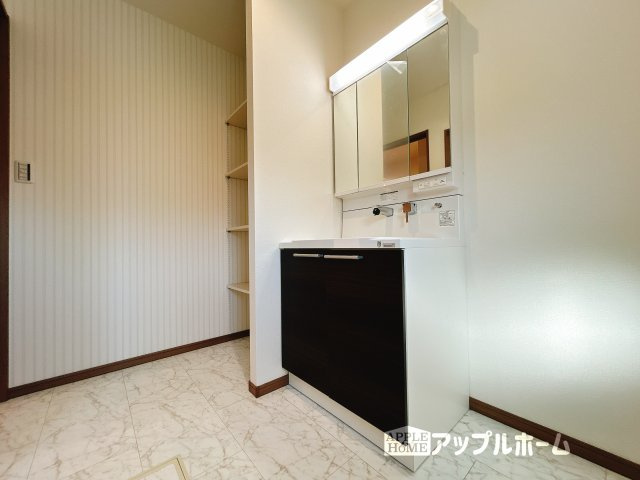 【新築住宅】羽生市須影 第1期の独立洗面台|ゆとりの洗面スペースで朝の身支度も快適スムーズに。３面鏡で髪のセットやお化粧もストレスなくこなせ、朝から気分良く通勤通学に向かえそうですね！鏡の裏にはたっぷりと収納スペースを標準装備
