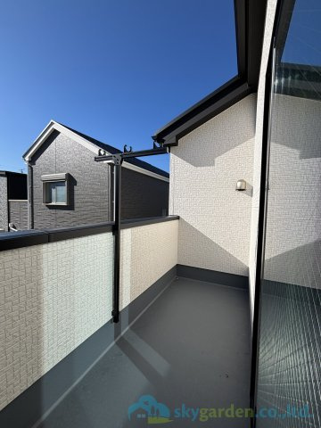 平塚市岡崎10期　新築戸建　全30棟22号棟のバルコニー