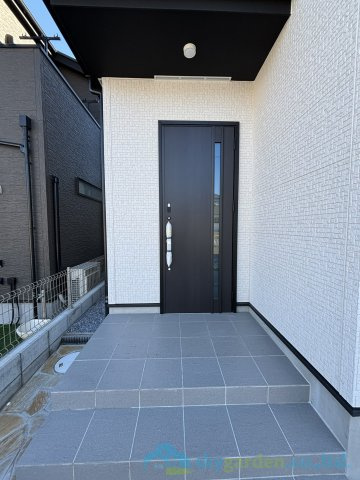 平塚市岡崎10期　新築戸建　全30棟22号棟の玄関