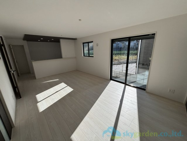 平塚市岡崎10期　新築戸建　全30棟22号棟の居間・リビング