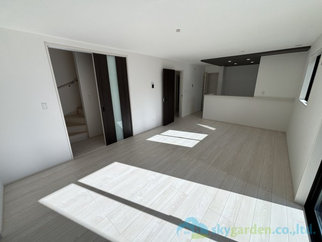 平塚市岡崎10期　新築戸建　全30棟22号棟の居間・リビング