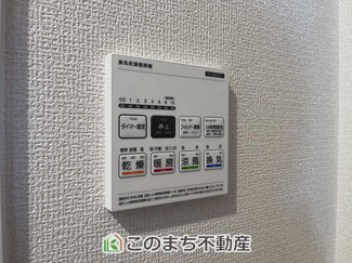 【設備】 | ブルーミングガーデン宇都宮市弥生2丁目　2号棟 | 雨の日や湿気の多い梅雨時期など、洗濯物が乾き難い時期に重宝する浴室換気乾燥機。乾燥機能だけではなく、冬場の浴室内の寒暖差を緩和する暖房機能も標準装備。ヒートショック対策に一役買います。
