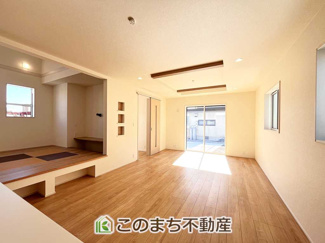 【居間・リビング】 | ブルーミングガーデン宇都宮市弥生2丁目　2号棟 | 南側から暖かな日差しが差し込みます♪キッチンからリビングの様子がよく見渡せます☆
