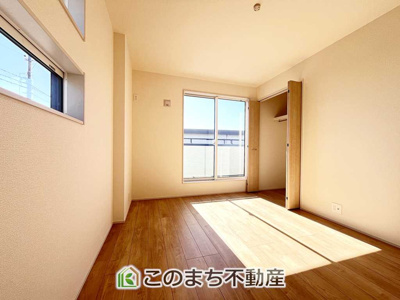 【洋室】 | ブルーミングガーデン宇都宮市弥生2丁目　2号棟 | 南向きで陽当たりの良い洋室♪風通しもよく快適です☆
