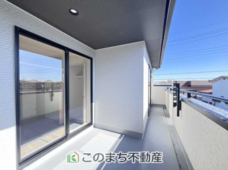 【バルコニー】 | ブルーミングガーデン宇都宮市弥生2丁目　2号棟 | 南向きの大型バルコニーは陽当り良好で、たっぷりのお洗濯物もよく乾きます！
