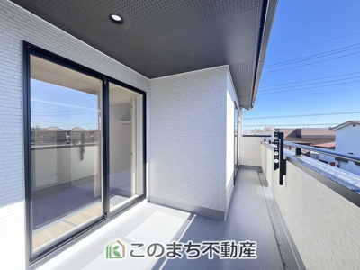 【バルコニー】 | ブルーミングガーデン宇都宮市弥生2丁目　2号棟 | 南向きの大型バルコニーは陽当り良好で、たっぷりのお洗濯物もよく乾きます！
