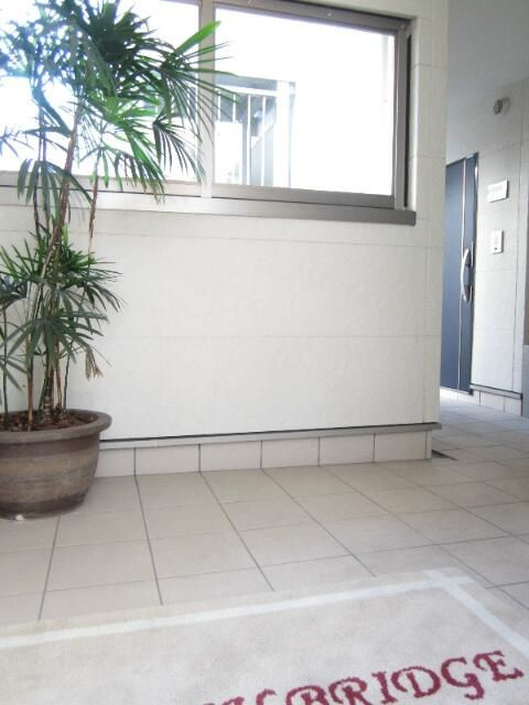 ネオハイブリッジのエントランス