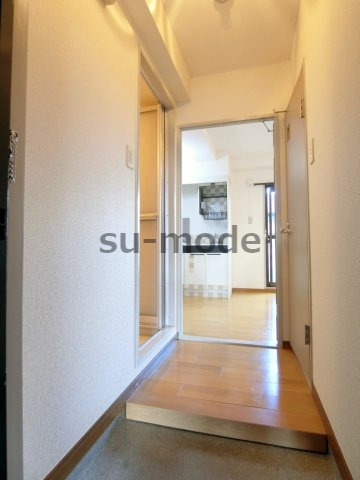 日東西中条ハイツの玄関