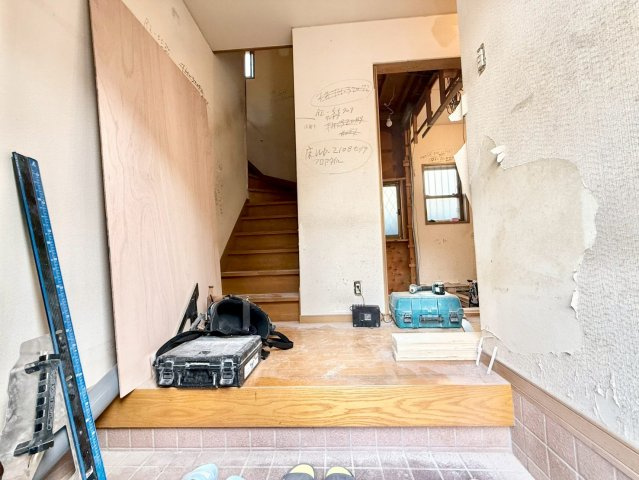 板橋区東坂下1丁目　中古戸建の玄関|現地写真（2025.12.08撮影）

現地ご見学希望・資料請求などお気軽にお問い合わせ下さい！
03-5990-5201