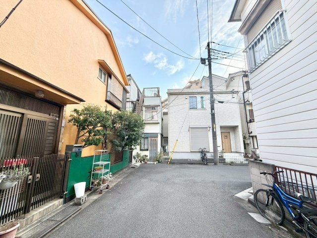 板橋区東坂下1丁目　中古戸建の前面道路含む現地写真|現地写真（2025.12.08撮影）

現地ご見学希望・資料請求などお気軽にお問い合わせ下さい！
03-5990-5201