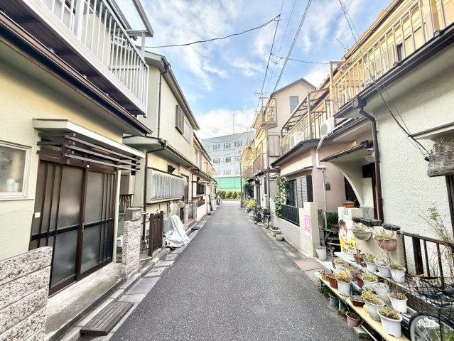 板橋区東坂下1丁目　中古戸建の前面道路含む現地写真|現地写真（2025.12.08撮影）

現地ご見学希望・資料請求などお気軽にお問い合わせ下さい！
03-5990-5201