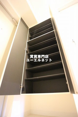 【設備】 | RIDGEガーデン江坂2 | 収納力たっぷりのシューズボックスで玄関すっきり！