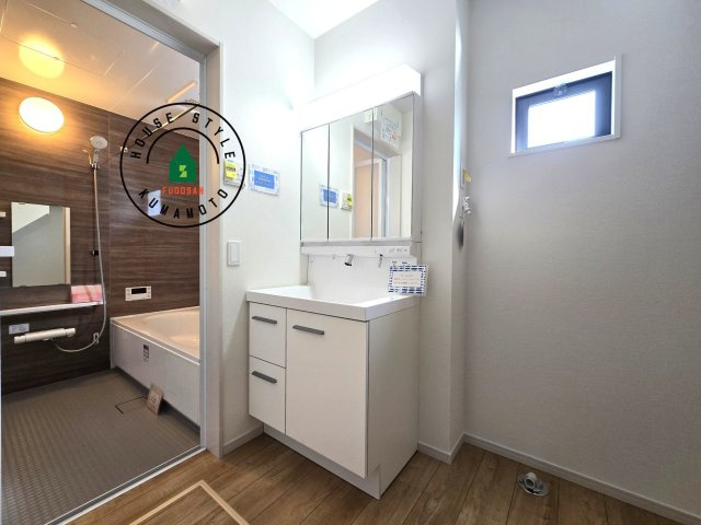 熊本市東区花立6丁目第2-1棟（1号棟）　の脱衣所|ゆとりの洗面スペースで朝の身支度もスムーズに。暮らしを快適に変えるシャワー付洗面台です！