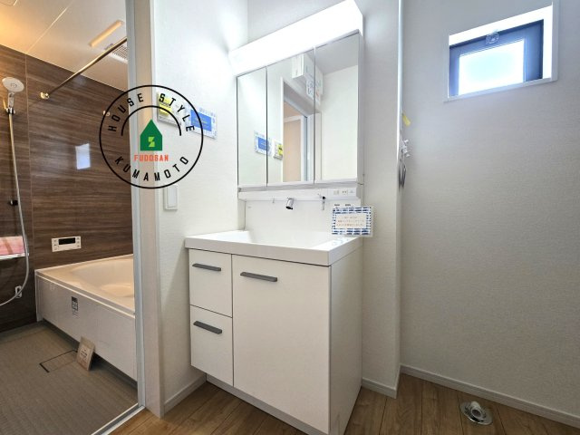 熊本市東区花立6丁目第2-1棟（1号棟）　の独立洗面台|毎日使うものだから清潔な空間を保ちたい水回り。洗面にはそんな願いを解消させてくれる収納アイデアが満載です。三面鏡の裏側にはキャビネットが現れ小物から背の高い物まで収納できます。