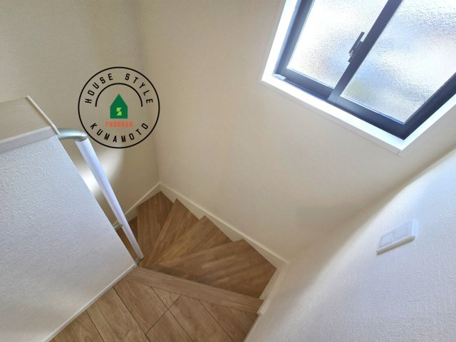 熊本市東区花立6丁目第2-1棟（1号棟）　の内装|＜手すり付階段＞手すりがないと階段の昇り降りで危険なことはもちろん、壁に手をつきながら歩くことで壁紙が汚れやすくなります。すべての方に快適に昇り降りしていただくため、手すりを設置しました。