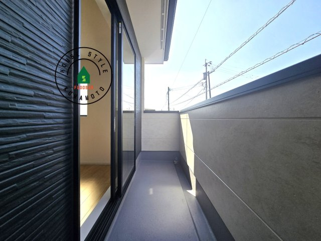 熊本市東区花立6丁目第2-1棟（1号棟）　のバルコニー|風をしっかりと感じられるバルコニーでは、毎日が洗濯日和です。広々としているので洗濯も楽しくなるでしょうし、気分転換にバルコニーからの眺めを楽しむのもいいでしょう。