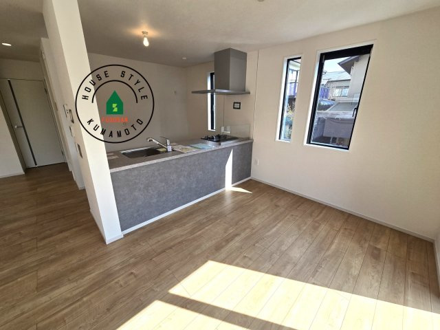 熊本市東区花立6丁目第2-1棟（1号棟）　のダイニング|キッチンから立ち込める香りが今日の料理を期待させます。