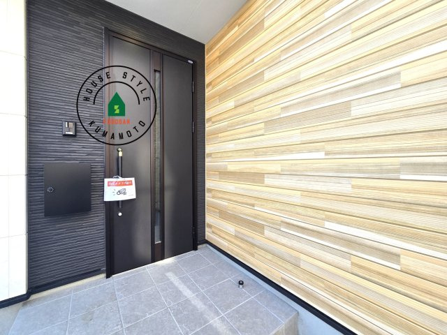 熊本市東区花立6丁目第2-1棟（1号棟）　の玄関|おでかけの時も帰った時も、「我が家」を最初に感じでもらえる素敵な空間に。