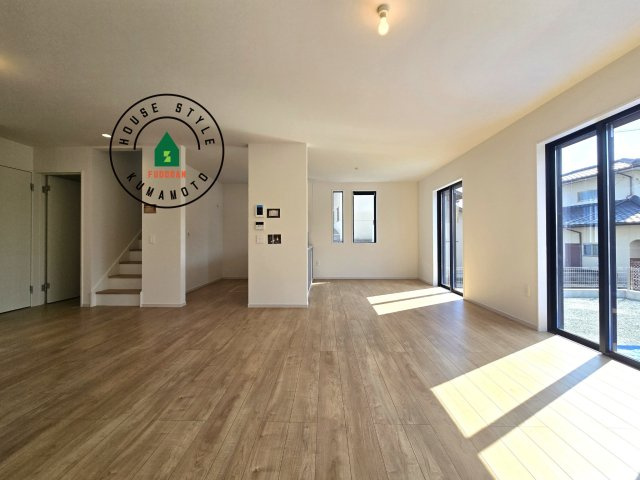 熊本市東区花立6丁目第2-1棟（1号棟）　の居間・リビング|キッチンからリビングをしっかり確認できます。家族の笑顔があふれる空間になりそうですね。