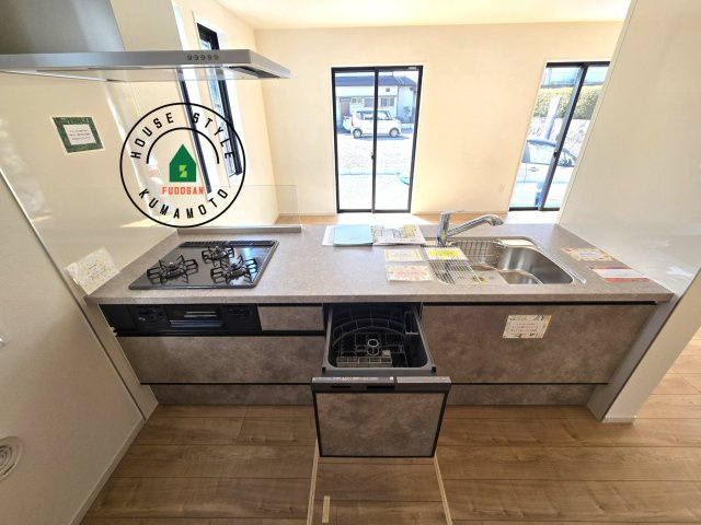 熊本市東区花立6丁目第2-1棟（1号棟）　のキッチン|ご家族を近くに感じられる対面キッチンのLDK。会話もはずみそうですね。