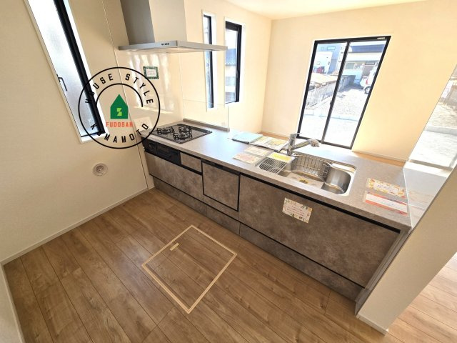 熊本市東区花立6丁目第2-1棟（1号棟）　のキッチン|ダイニングテーブルへの配膳がラクラク、お料理はかどるカウンター付きシステムキッチン！