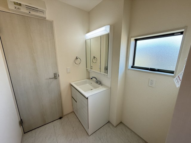 リーブルガーデンＳ第13吉岡町下野田の独立洗面台|シャワー水栓付き洗面台で朝の身支度もバッチリです！
洗面台には収納スペースもあり洗面室もすっきり片付きますよ！