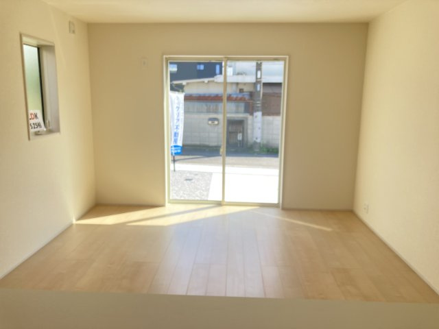 リーブルガーデンＳ第13吉岡町下野田の居間・リビング|16帖リビング♪カウンターキッチンなのでお料理をしながら会話もできます。
夕食の支度をしながら、お子様の様子も見られて自然と会話も増えますよ♪
