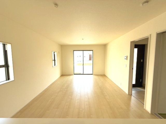 リーブルガーデンＳ第13吉岡町下野田の居間・リビング|16帖リビング♪カウンターキッチンなのでお料理をしながら会話もできます。
夕食の支度をしながら、お子様の様子も見られて自然と会話も増えますよ♪

