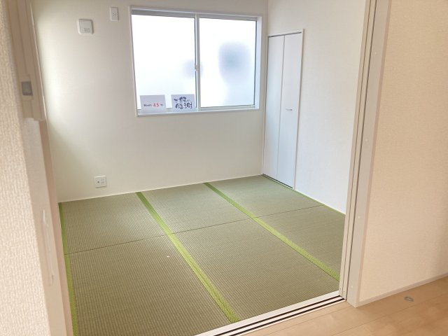 リーブルガーデンＳ第13吉岡町下野田の和室|柔らかい畳が心地よい4.5帖の和室です。