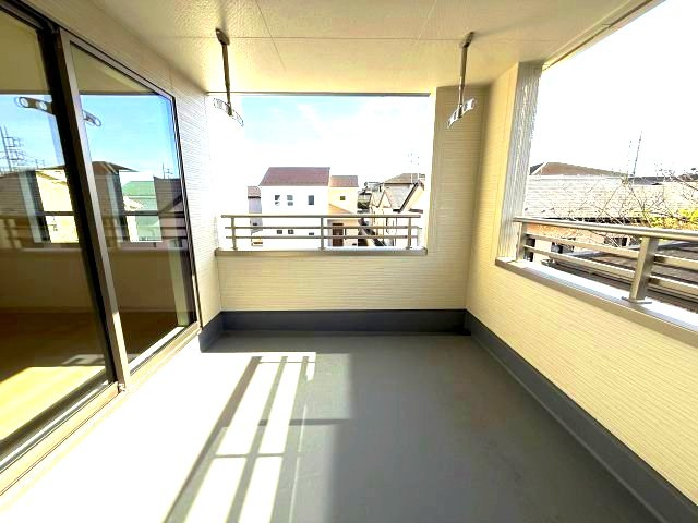 リーブルガーデンＳ第13吉岡町下野田のバルコニー|人気のインナーバルコニーです！南向きで陽当たりも良好です！
急な雨でも洗濯物が濡れずに安心です☆