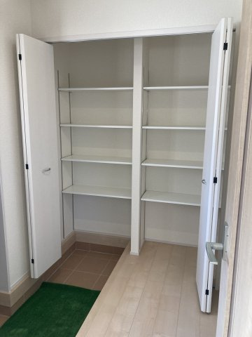 リーブルガーデンＳ第13吉岡町下野田の収納|収納もある玄関です！玄関もタイル敷なのでお掃除もしやすいですよ！