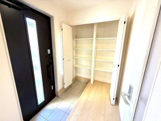 リーブルガーデンＳ第13吉岡町下野田の収納|収納もある玄関です！玄関もタイル敷なのでお掃除もしやすいですよ！