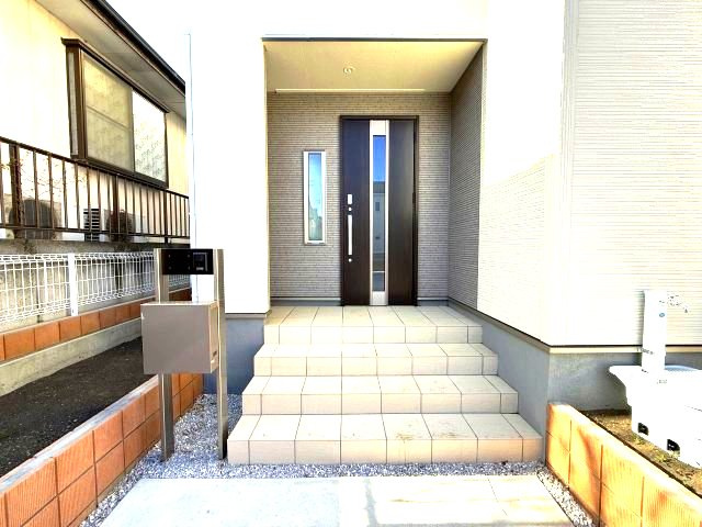 リーブルガーデンＳ第13吉岡町下野田の玄関|高級感ある玄関です。屋根付きなので傘をさす間も濡れずにいられますよ。タイル敷なのでお掃除も楽々です。