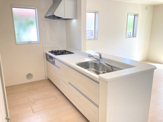 リーブルガーデンＳ第13吉岡町下野田のキッチン|人気のカウンターキッチン採用です☆
コンロも３口ご用意しています！調理スペースも広くストレスなくお料理できます。
浄水器つきなので美味しいお水も飲めますよ♪