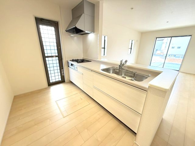 リーブルガーデンＳ第13吉岡町下野田のキッチン|人気のカウンターキッチン採用です☆
コンロも３口ご用意しています！調理スペースも広くストレスなくお料理できます。
浄水器つきなので美味しいお水も飲めますよ♪