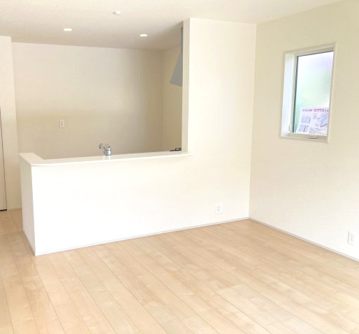 リーブルガーデンＳ第13吉岡町下野田の居間・リビング|人気の対面式キッチンを配した空間はお好みの家具も合わせやすく、家族がくつろぐ快適な空間造りをサポート。窓からは明るい陽光が差し込みます。