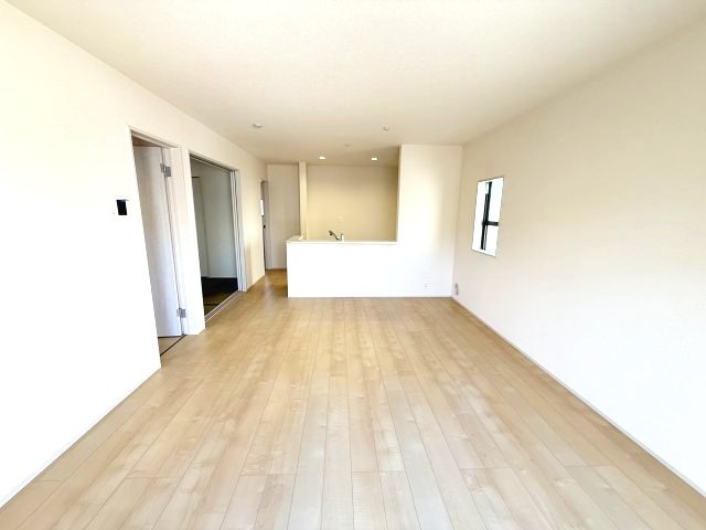 リーブルガーデンＳ第13吉岡町下野田の居間・リビング|人気の対面式キッチンを配した空間はお好みの家具も合わせやすく、家族がくつろぐ快適な空間造りをサポート。窓からは明るい陽光が差し込みます。