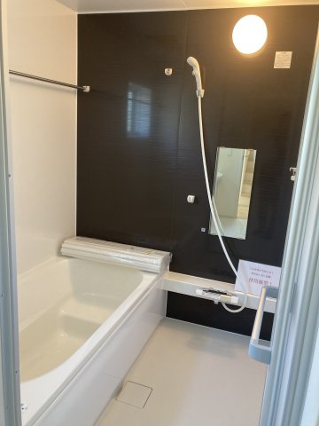 リーブルガーデンＳ第13吉岡町下野田の浴室|１坪タイプのフルオートバスです！
足を延ばして入れる広さなので一日の疲れも癒されますよ♪
室内物干しや浴室乾燥機もあるのでお天気の悪い日にはランドリースペースとしてもご利用できます！