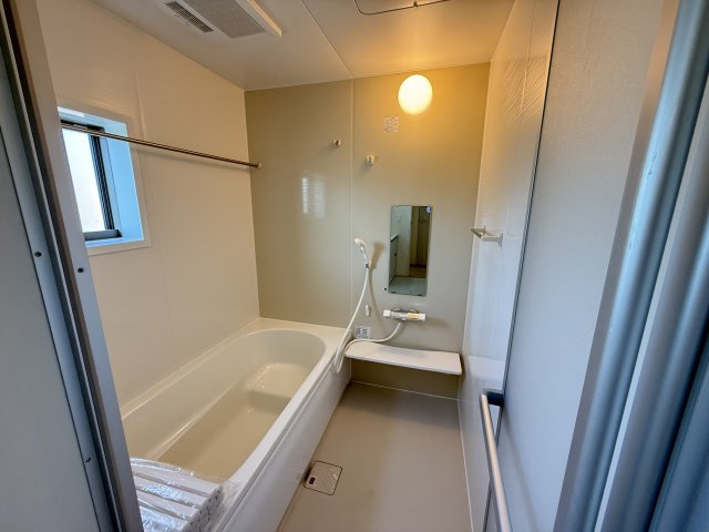 リーブルガーデンＳ第13吉岡町下野田の浴室|１坪タイプのフルオートバスです！
足を延ばして入れる広さなので一日の疲れも癒されますよ♪
室内物干しや浴室乾燥機もあるのでお天気の悪い日にはランドリースペースとしてもご利用できます！
