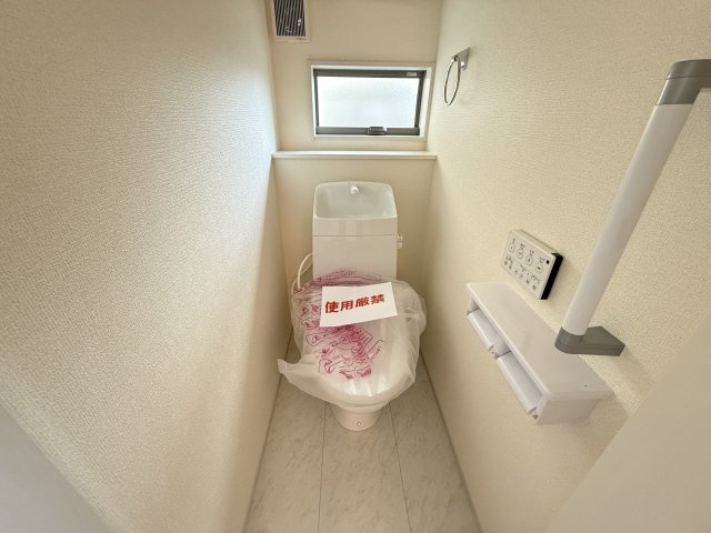 リーブルガーデンＳ第13吉岡町下野田のトイレ|1階トイレです。清潔感のある白を基調としています。
温水洗浄・便座暖房機能の付いた快適なトイレです☆