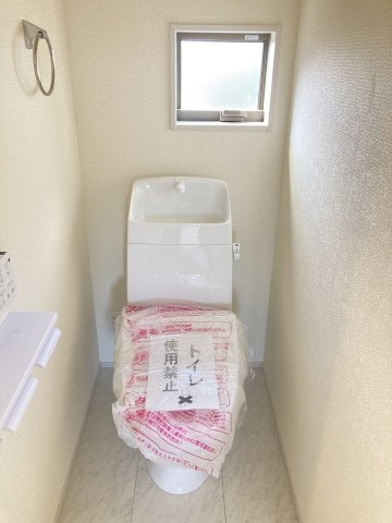 リーブルガーデンＳ第13吉岡町下野田のトイレ|2階トイレです。清潔感のある白を基調としています。