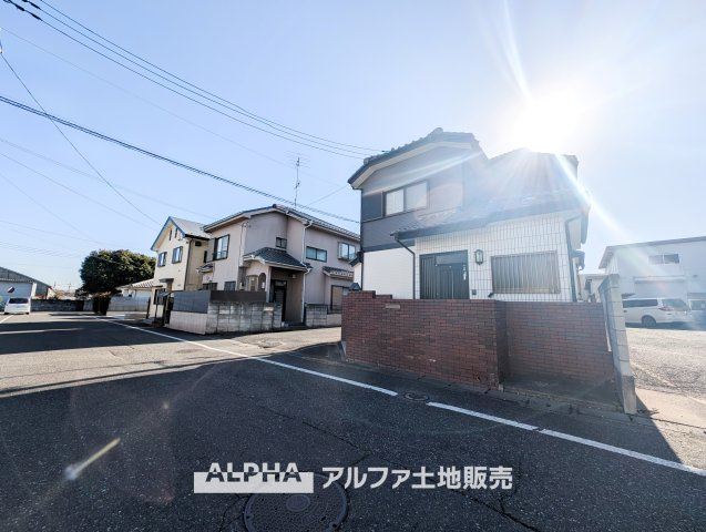 あきる野市二宮東2丁目　中古戸建の前面道路含む現地写真|【The situation】
◆シチュエーション◆リビングルームのドアを開くと、窓から飛び込むのは緑と光の風光明媚な景色。僕の目に映るは、ここで家族と会話をワイワイガヤガヤ楽しんでいる様子。