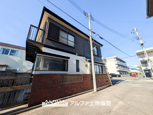 あきる野市二宮東2丁目　中古戸建の外観|【Blue sky】
◆青空に包まれて◆ベランダから望む紺碧の空。外を眺め時を忘れるなんて、ひさしかたぶりだろうか。こんなにも広く美しい情景が我が家にも広がっているなんて。こんな時間を大切にしたい。