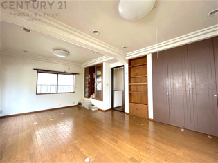 明るい色合いのフローリングとクロスを使用した洋室は家具やインテリアとも調和しやすく空間が広く感じられ開放感を生み出します。自然光を効果的に反射し、室内を明るく保つため、日中の照明使用を抑えられます。