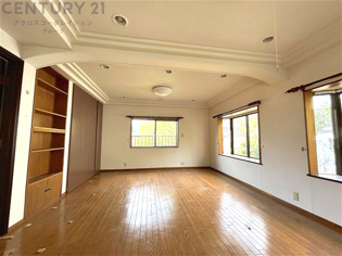 寝室…リラックスできるプライベート空間で、快適な睡眠をサポート。個人の好みに合わせたインテリアや寝具で心地良さを追求。プライベートな時間を過ごし、リフレッシュする場所におすすめです。