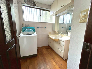 衣服の収納や脱ぎ着や整理整頓がしやすく、湿った衣類を乾燥させるスペースがありカビや臭いの発生を防ぎます。床の汚れを他の部屋に持ち込まず清潔を保つことができます。また快適な入浴環境の整備にも役立ちます。