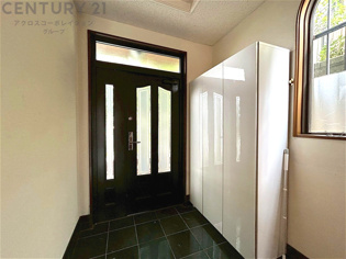 大きな玄関収納付きの玄関です　家族皆様の履物をしっかり収納できます
