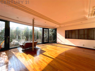 リビングダイニングは家族や友人とのコミュニケーションを楽しむ場所でくつろぎながら食事や会話を楽しめ、多目的に利用できリラックスできる空間です。家庭内の中心として機能し、快適な生活をサポートします。