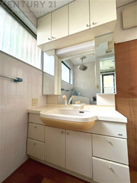 化粧品や洗顔料、歯ブラシなどの必需品をまとめて置ける収納スペースがあり、使用するたびに取り出す手間が省けます。また、水回りのため、濡れても大丈夫な素材が使用されており、お手入れが簡単です。