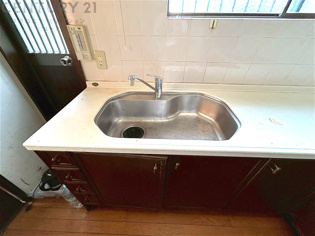 大きなシンクでお鍋などの大きな調理器具を洗う際にも便利です。
